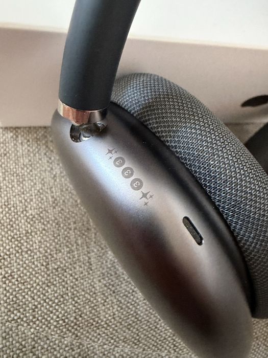 AirPods Max Gen 1 (Lightning port)