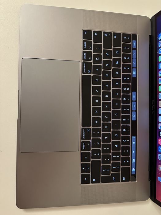 MacBook Pro 2017 Touchbar (15", Retina, A1707) 500 GB, i7, Radeon 4 GB