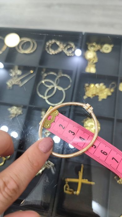 Гривна златна ластична гривна 14 кр проба 585 жълто злато с бели циркони