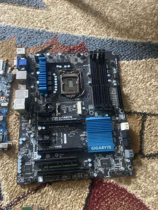 Vând placi de baza de leptop si de calculator defecte