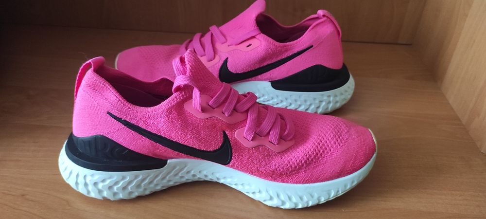NIKE   Маратонки