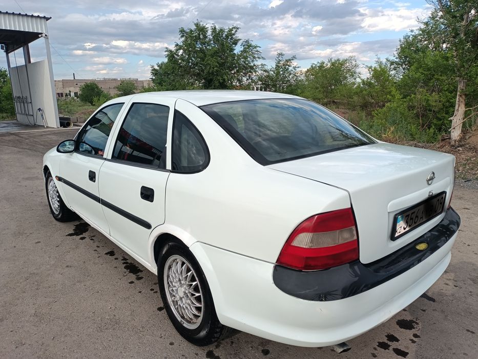 Продаю автомобиль Опель вектра В