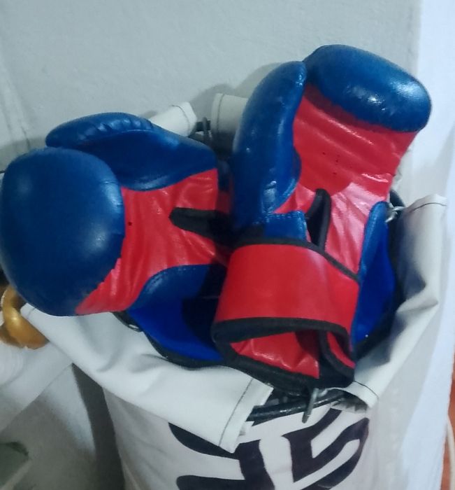 Груша и перчатки