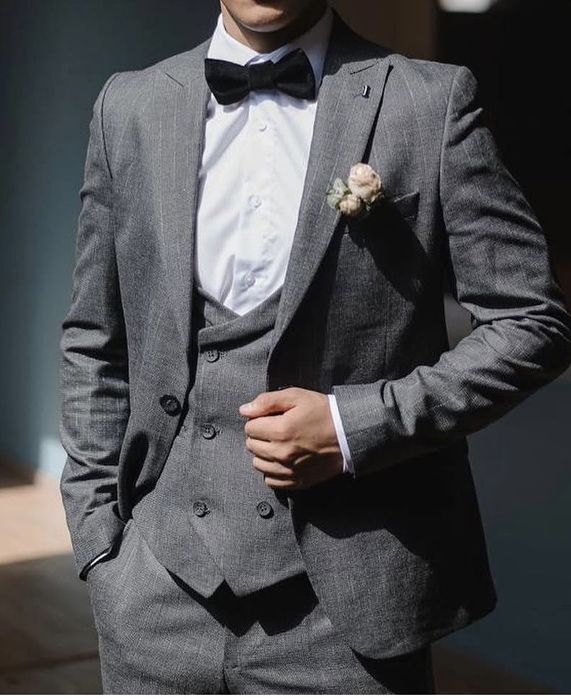 Классический костюм-тройка серого цвета в отличном состоянии