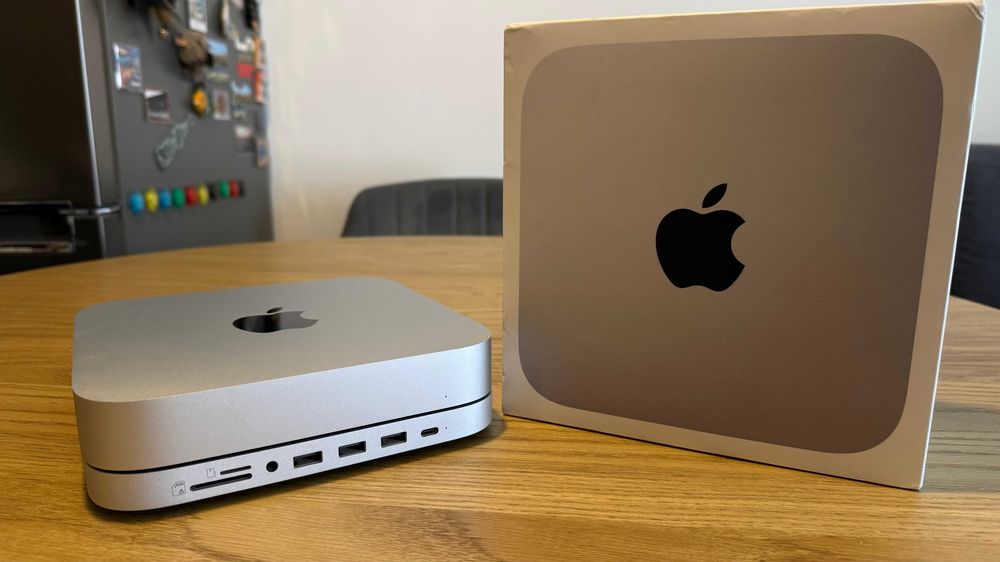Продавам Mac mini M2, 16GB RAM, 256GB SSD + hub Satechi