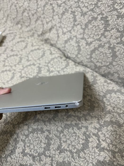 Macbook Pro 13 2018 i5/8/256/Intel Iris Graphics
