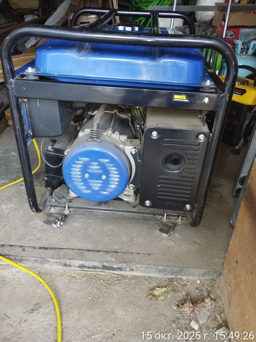 Генератор бензиновый 6.5 КВ.