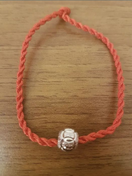 Красная нить с серебряным шариком