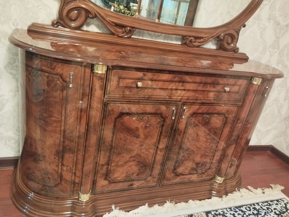 Mebel mehmon xona uchun stenka va kamod