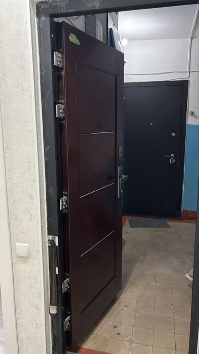 Продам входную железную дверь