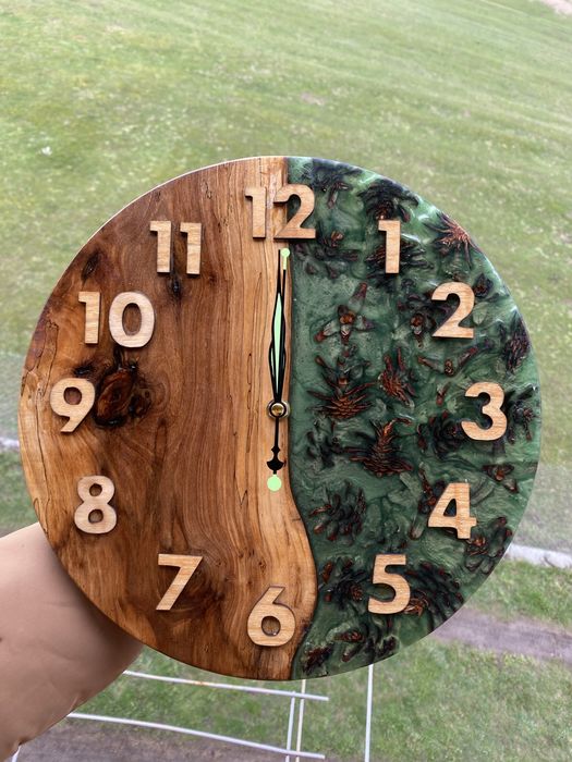 Стенен часовник от дърво и епосидна смола