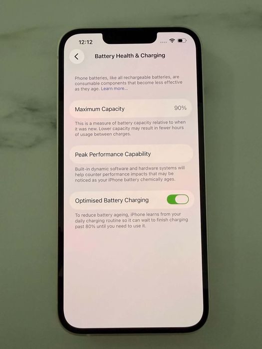 Два телефона iphone 14 и iphone 13
