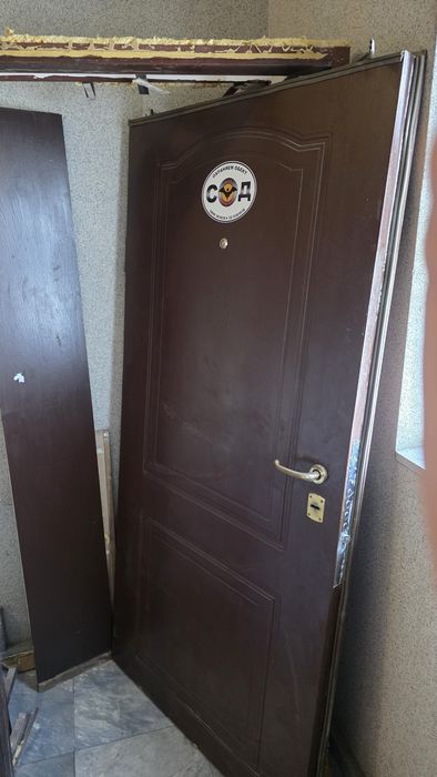 Входна врата с каса и обков