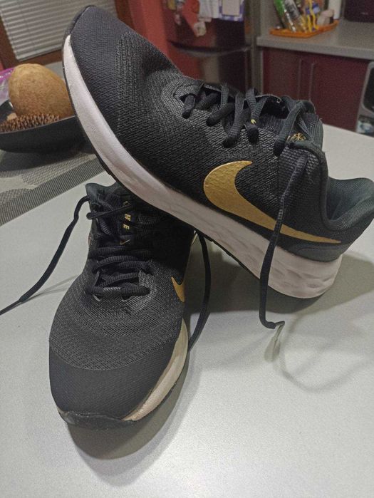 Маратонки Nike номер 38