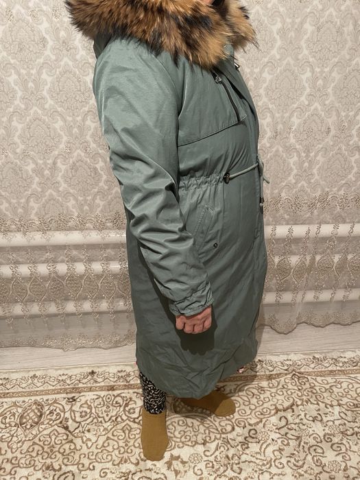 Парка зеленого цвета .