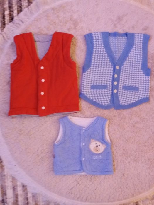 Срочно безрукавки на мальчика и на девочку от 0-4 лет.
