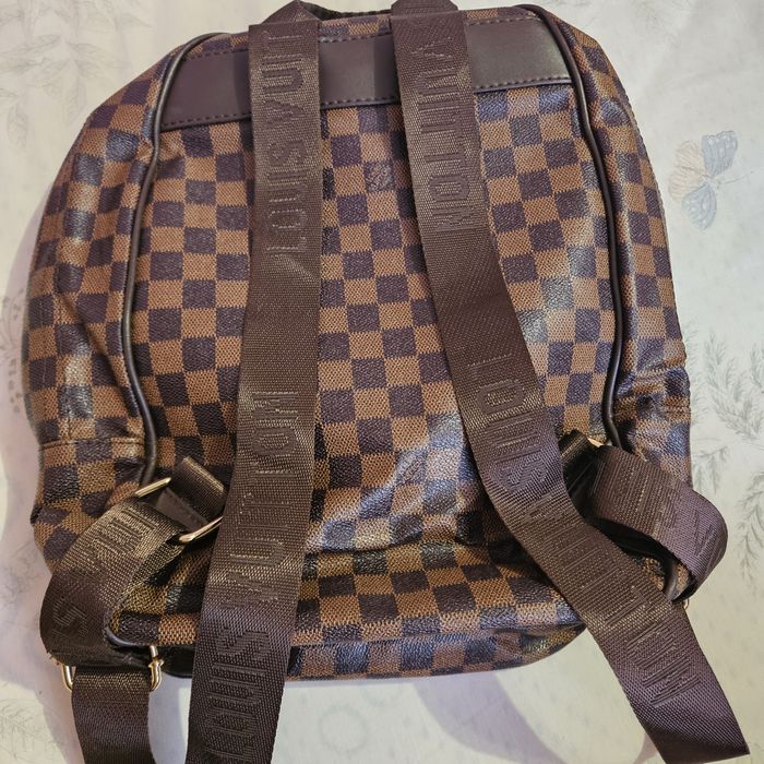 Кафява кожена раница  Louis Vuitton.
Носена, има следи от употреба, по