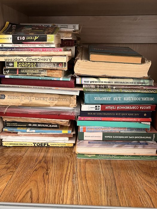 Отдам шкаф, книги, игрушки