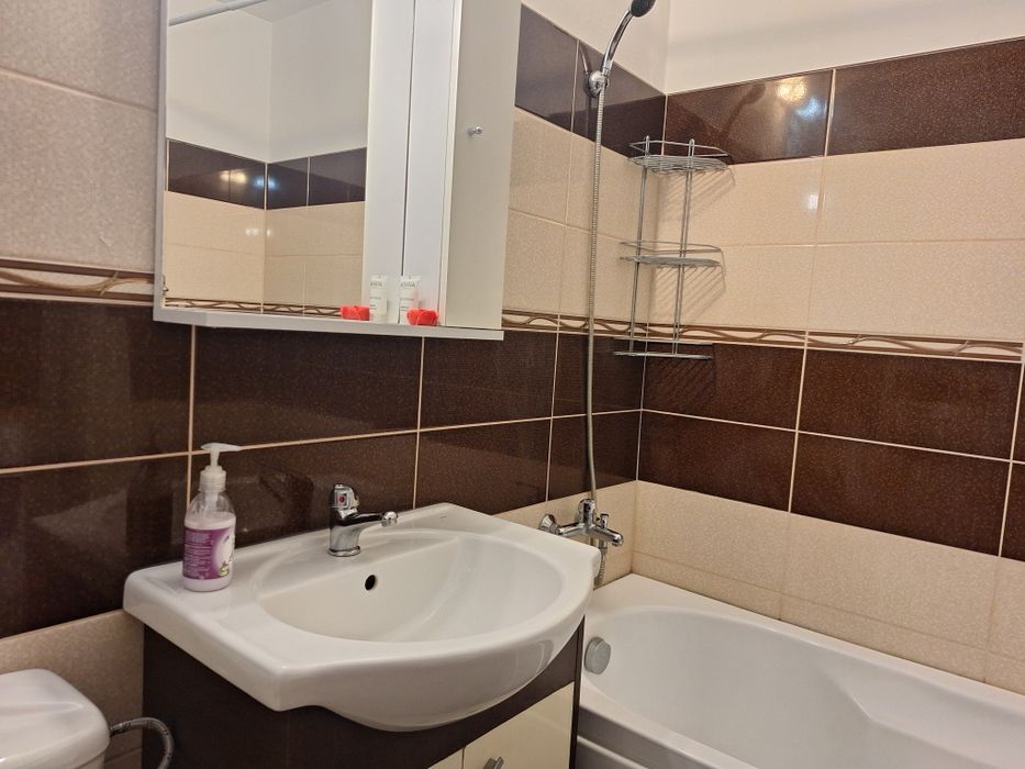 Închiriez apartament cu doua camere,in zona centrala.