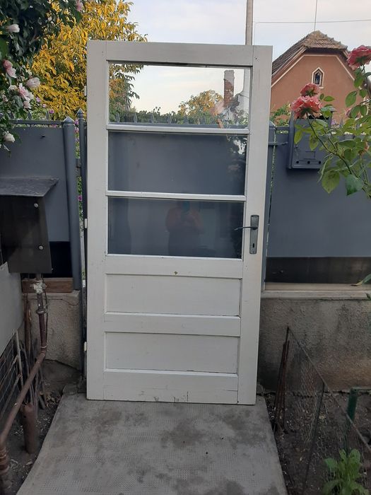 Usi din lemn la preț mic