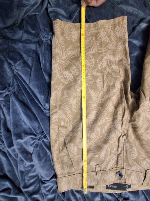 Vand pantaloni scurti Guess
