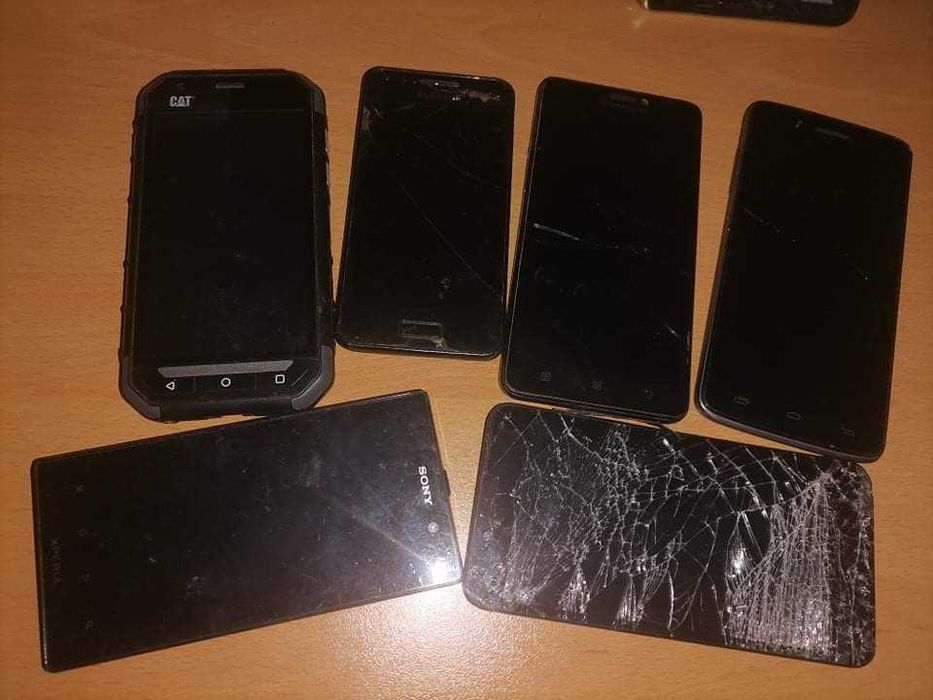 Телефони за части