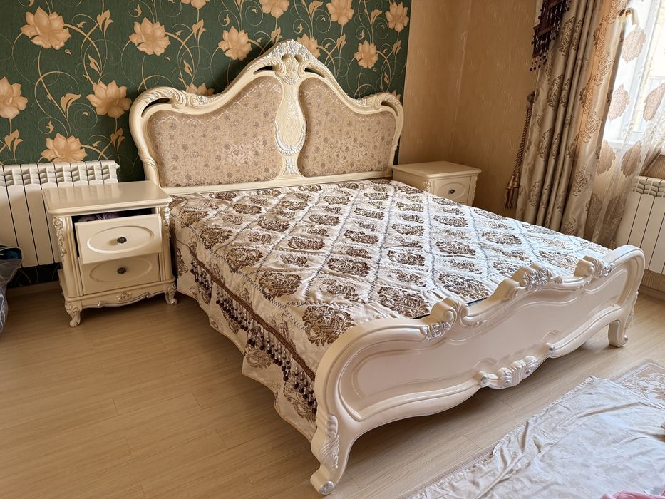 Двуспальная кровать с тумбочками