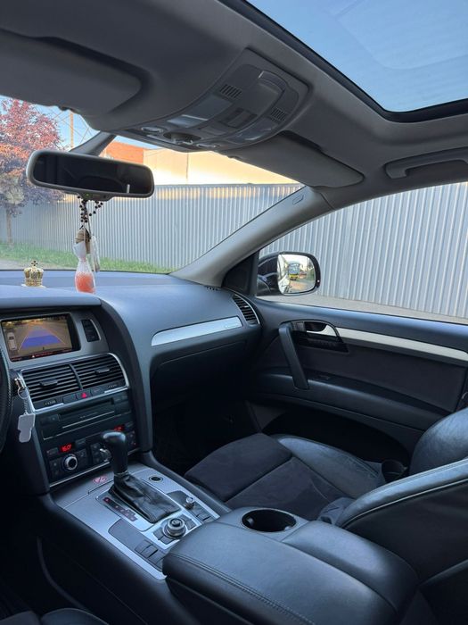 Vând Audi Q7 2011