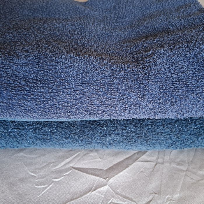 Тъмно синя и бяла Българско производство. Една Бежова и една Синьо-бял