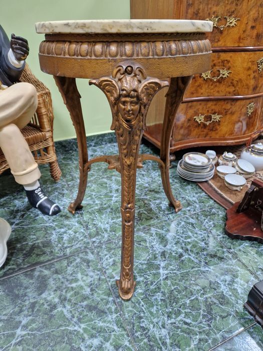 Уникална антикварна метална градинска масичка с мраморен плот