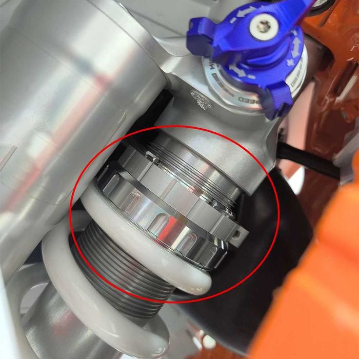 Регулатор на пружината за предварително натягане на задното окачване