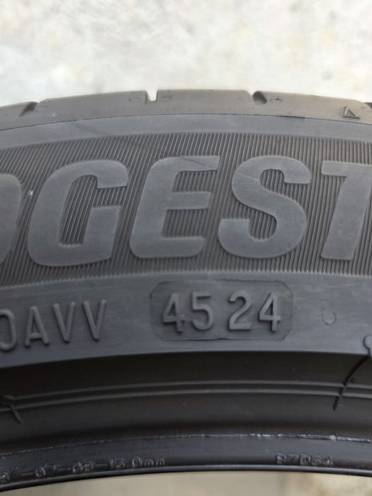 Vand două anvelope de vara Bridgestone  275 40 19 dot 4524