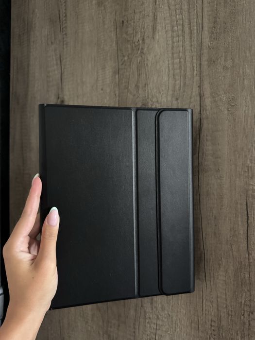 Калъф с bluetooth клавиатура и място за Apple Pencil