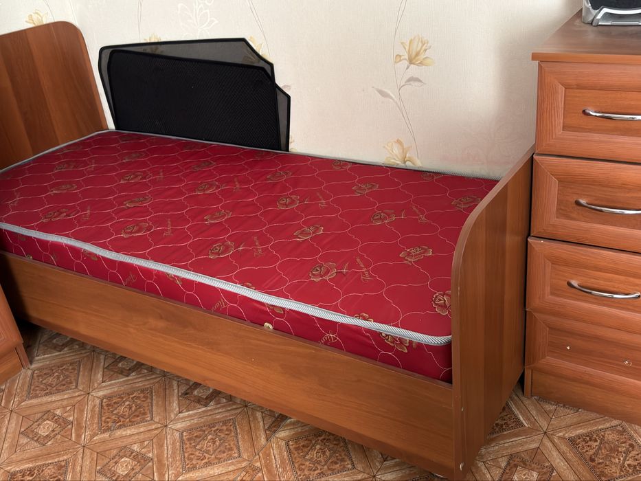 2 кровати с матрасами в хорошем состоянии