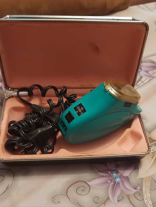 Продается 2 электробритвы советкие новые.