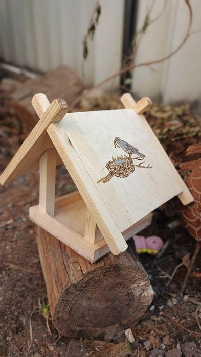 Кормушка для белок и птиц