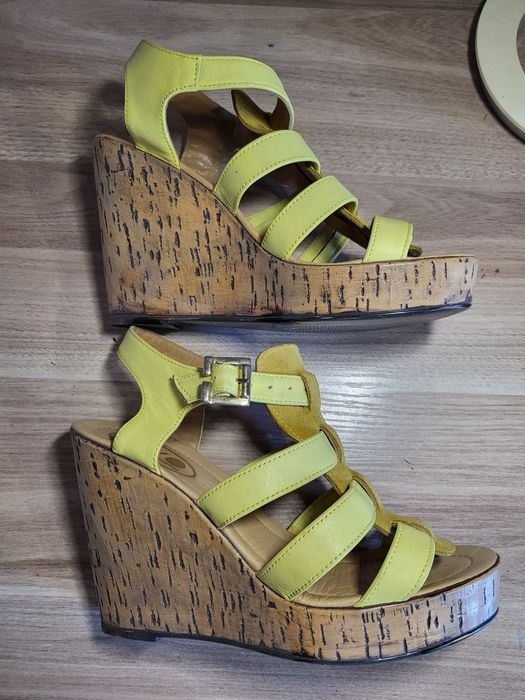 Жёлтые босоножки на платформе