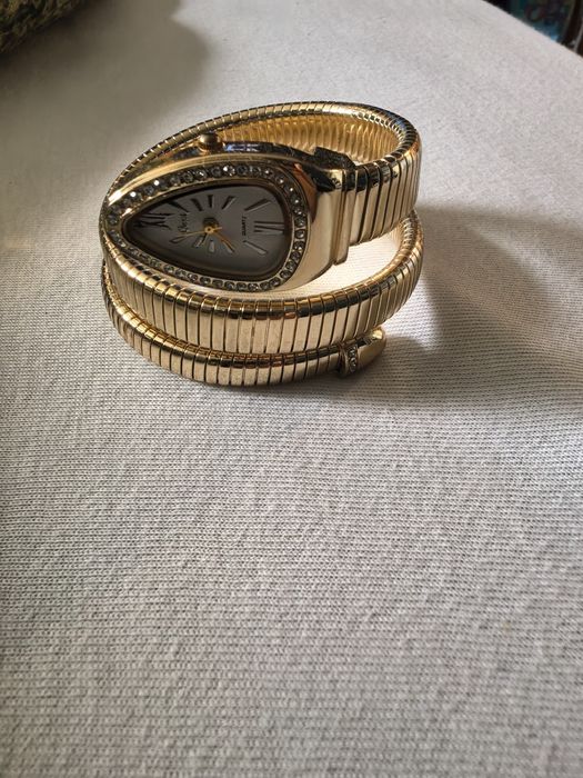 Часовник гривна златна с камъни