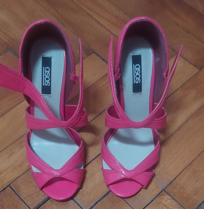 Лачени розови сандали