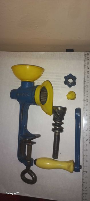 Rasnita veche de mac din fonta