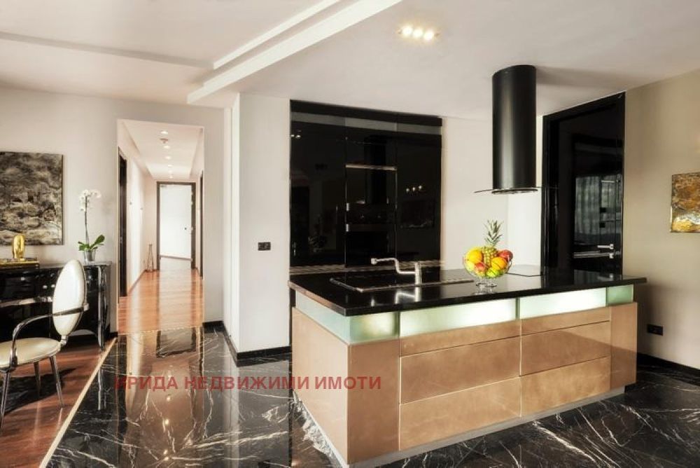 Просторен четиристаен дизайнерски обзаведен апартамент в