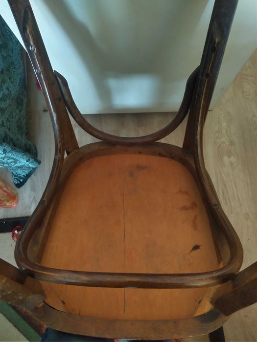 Продавам ретро дървен стол