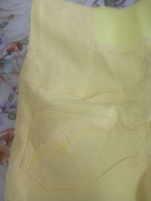 Джинсы для беременных жёлтого цвета