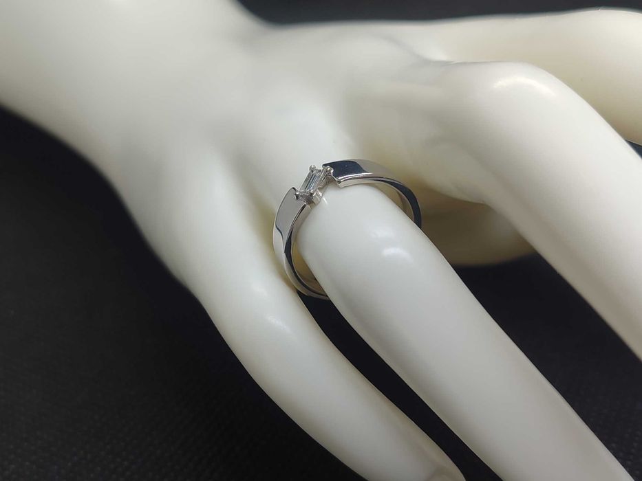 Халка от 14к бяло злато с диамант багета 0.20 ct