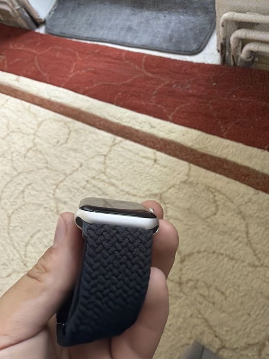 Vând Apple Watch cu câteva mici zgârieturi care se văd în poză în rest este ca nou a fost folosit doar trei luni