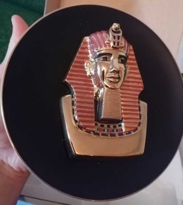 Vand farfurie portelan cu Faraonul Ramses pictata manual cu aur