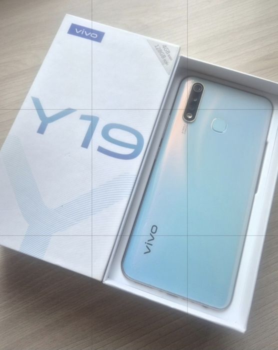 Телефон Vivo V19