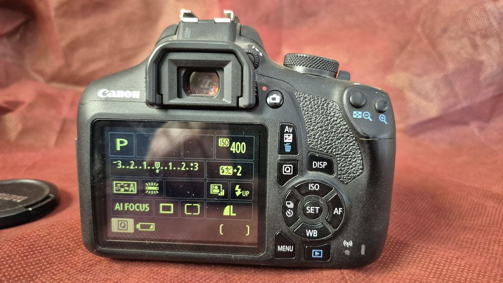 Canon EOS 2000D + объектив 18-55mm, полный комплект.