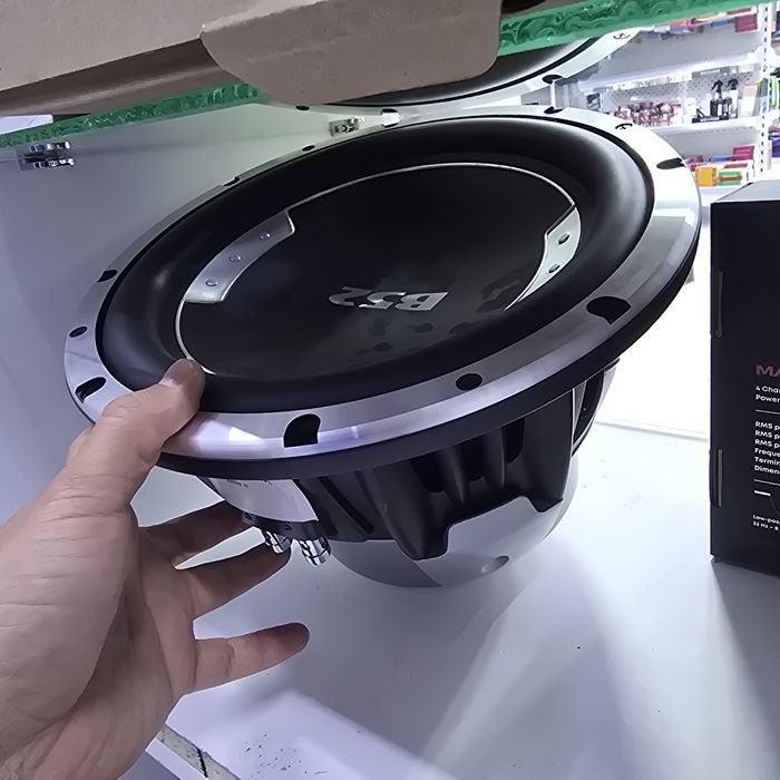 Динамики сабвуфера есть 12 дюймовый для сабвуфер. На буфер авто машину