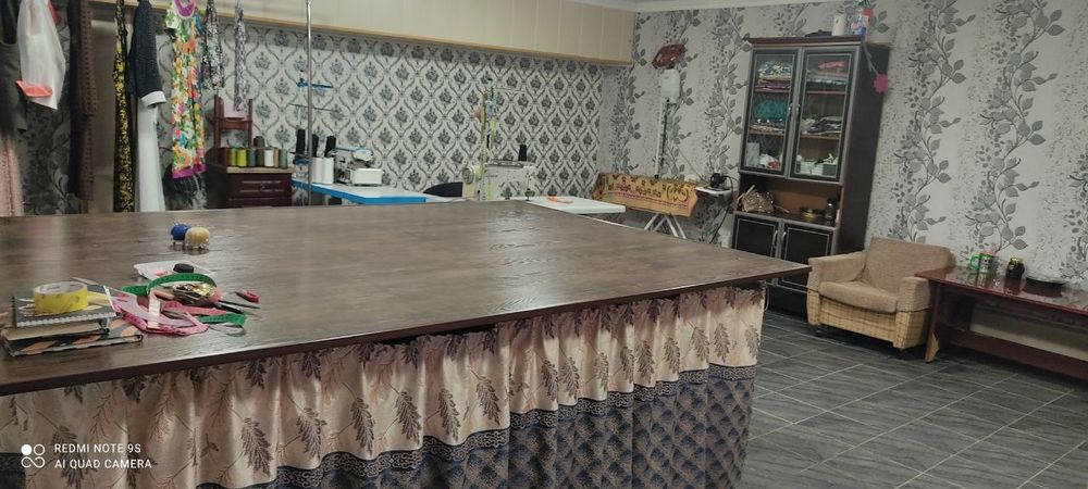 Тикувхона сотилади, домни подвалида